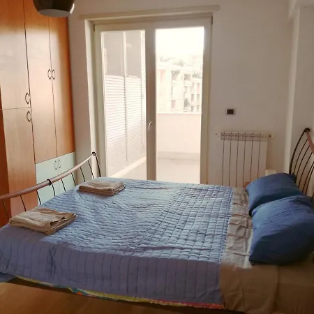 Porta Portese Trastevere Bright New روما